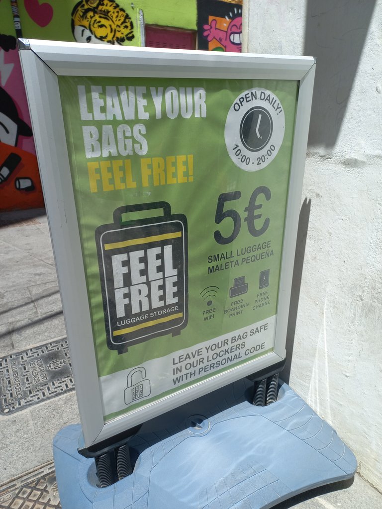 Cartelería con texto grande, comprensible y contrastado con el fondo.