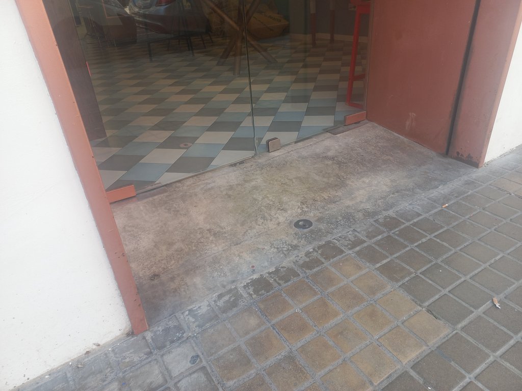 Pavimento de acceso liso y sin escalones.