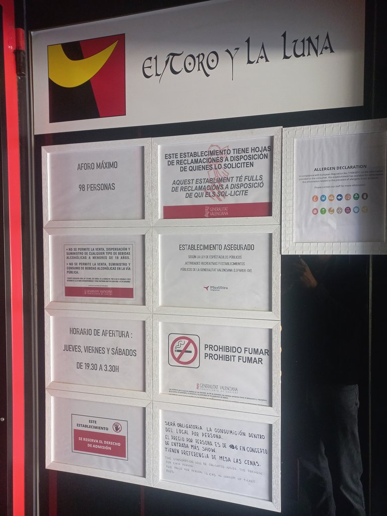 Comunicación de normas a través de cartelería bien contrastada y tamaño de letra adecuado.