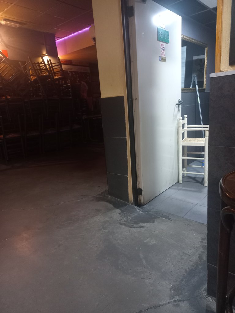 Acceso al baño adaptado con pequeña pendiente salvada con rampa accesible.