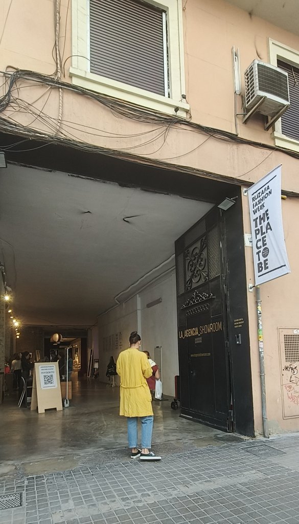 Acceso plano, sin desniveles, con puertas abiertas durante horario apertura y señalización del espacio