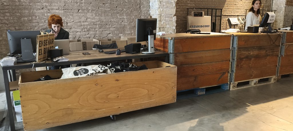 Mostrador de recepción con doble altura