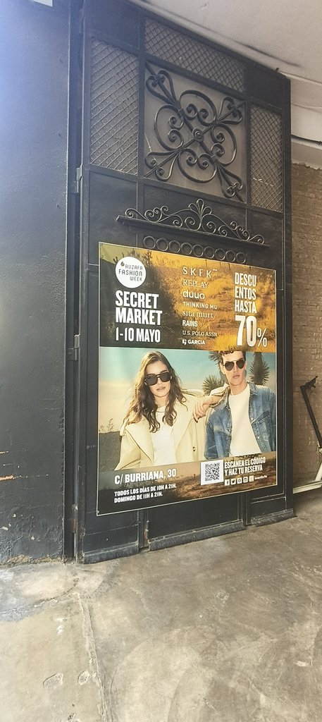 Señalización clara del espacio, ubicación y horarios de apertura