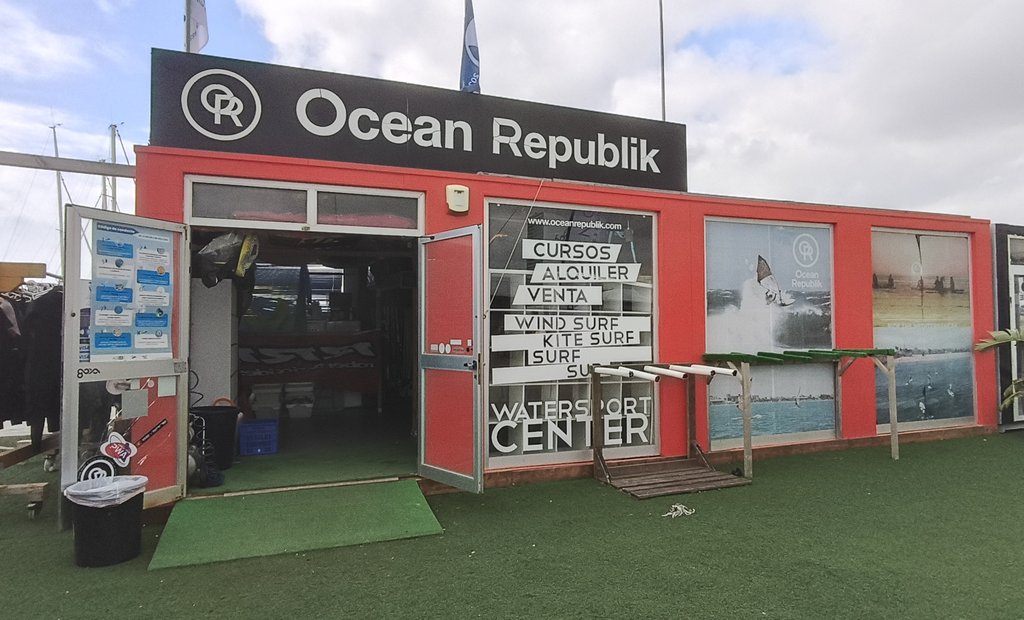 Acceso con rampa al espacio de taquillas y recogida de materiales