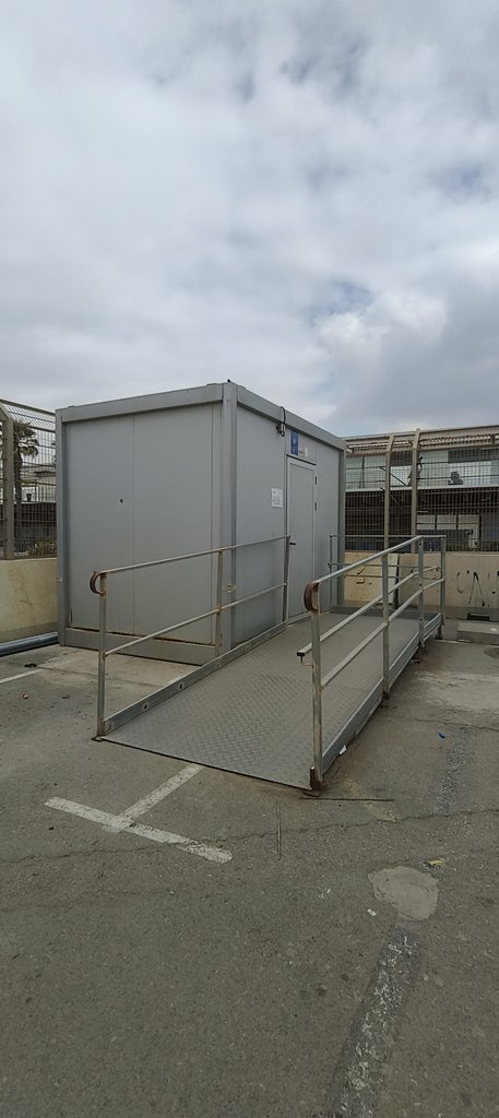 Acceso en rampa a la cabina de baño para personas con discapacidad