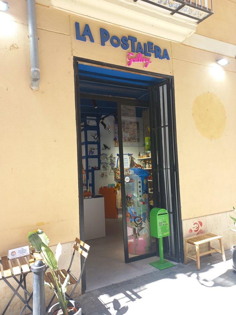 Establecimiento bien identificado y con acceso libre de obstáculos y puerta de acceso con anchura óptima.