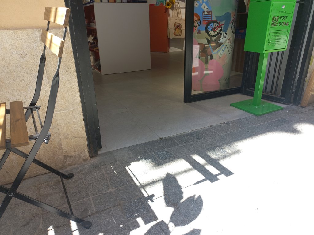 Acceso al mismo nivel que el pavimento de la calle.