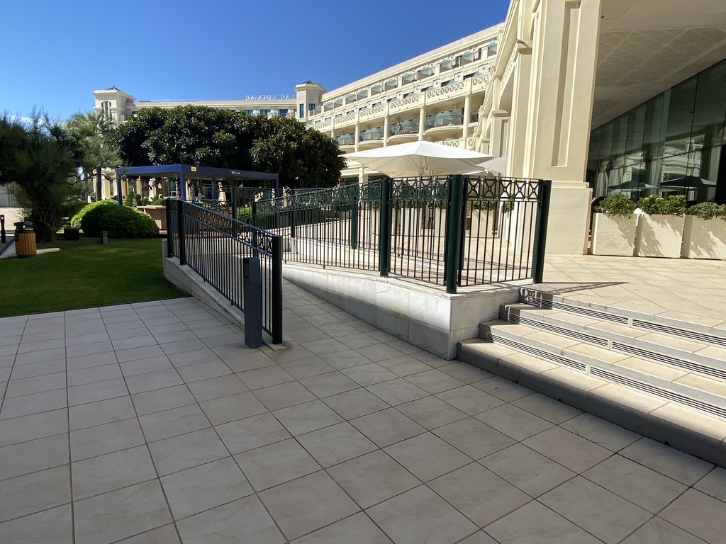 Rampa de acceso exterior.