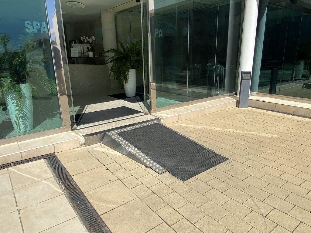 Rampa de acceso zona de spa.
