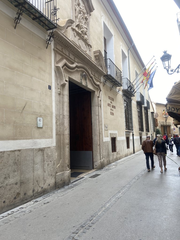 Acceso principal al establecimiento.