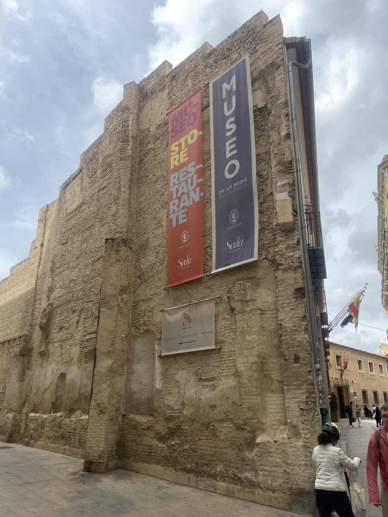 Fachada contigua al establecimiento.