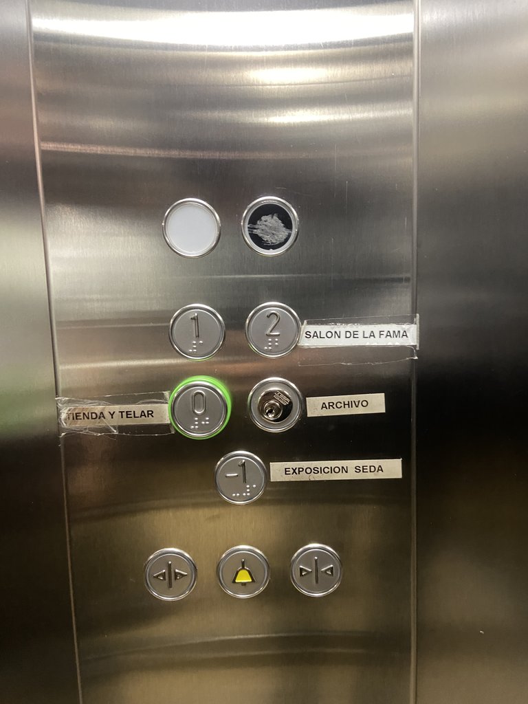 Señalización del ascensor con botones en braille.