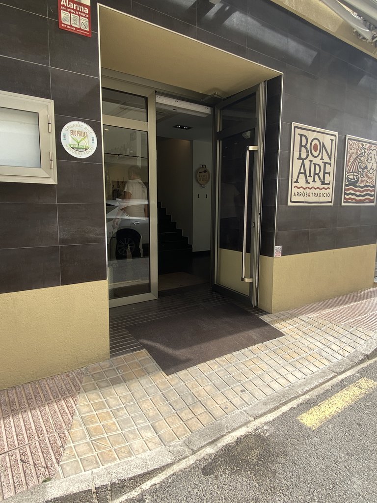 Portes d'entrada a l'establiment.