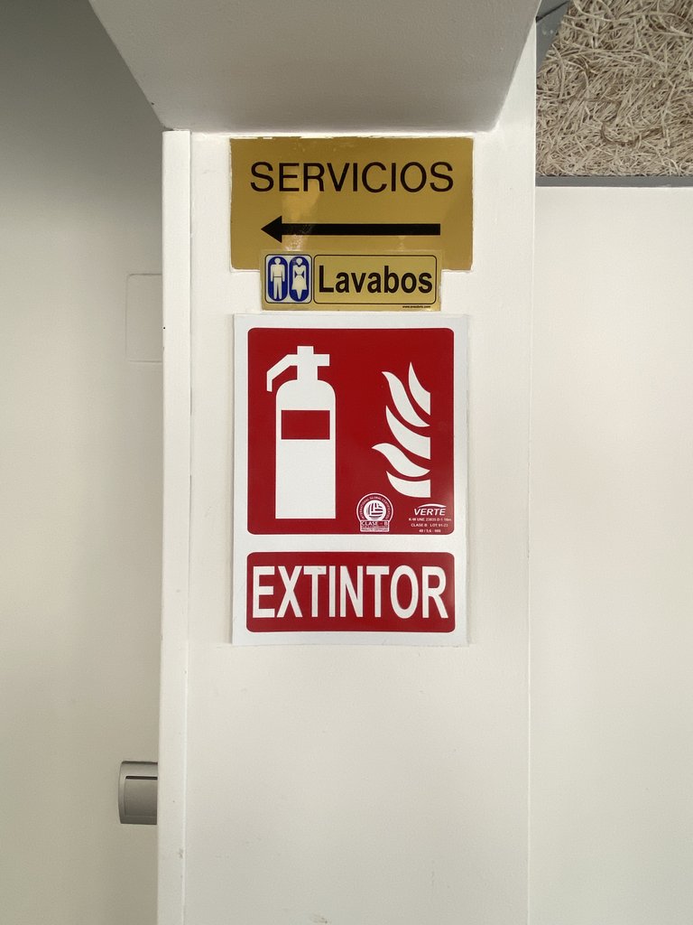 Senyalització direcció banys.