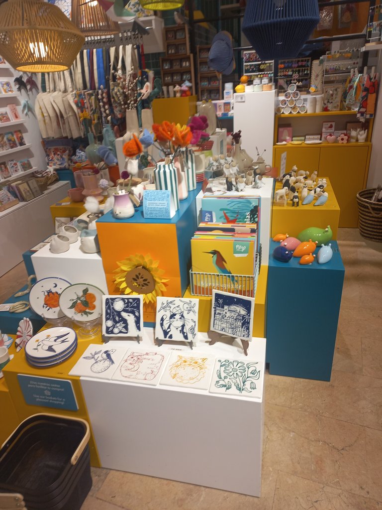 Las vitrinas están a una altura adecuada y permiten visualizar todos los artículos.