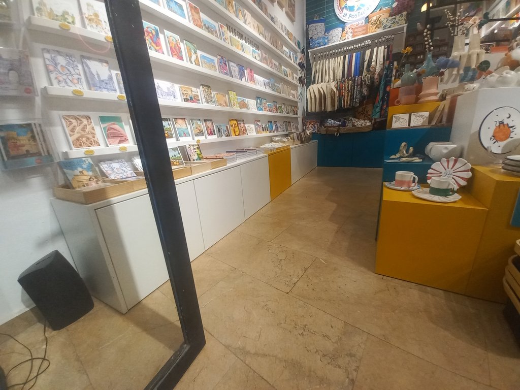 El recorrido está bien definido mediante disposición del mobiliario.