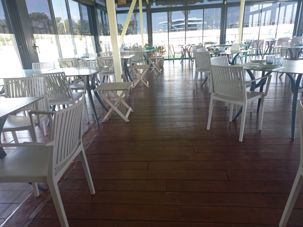 Pasillos anchos libres de obstáculos.