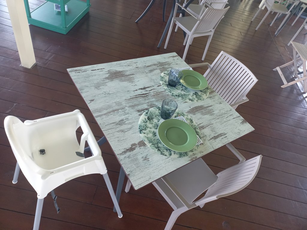 Equipamiento ergonómico en todo el salón.