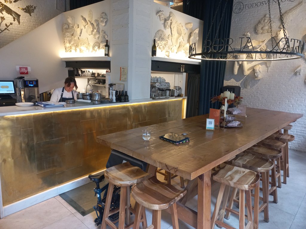 Iluminación uniforme sin reflejos ni zonas de sombra.