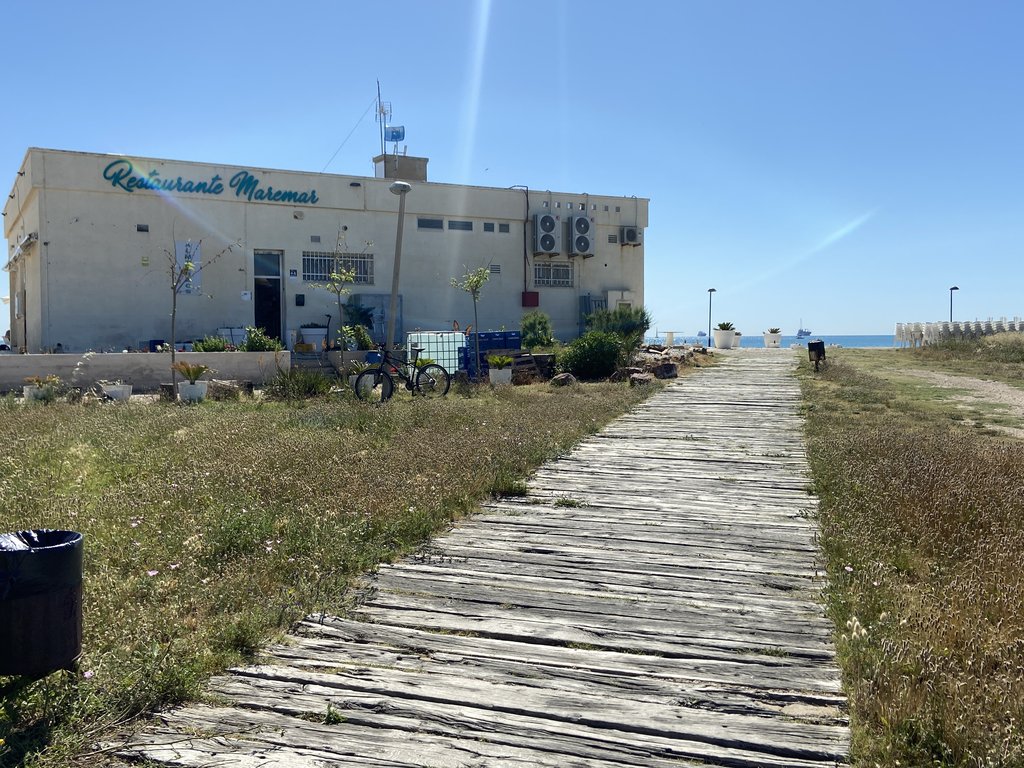 Acceso trasero al establecimiento.