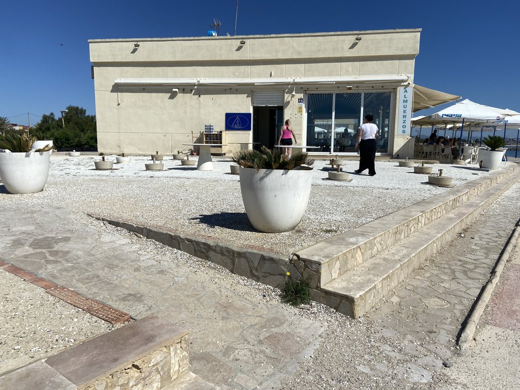 Acceso principal al establecimiento.