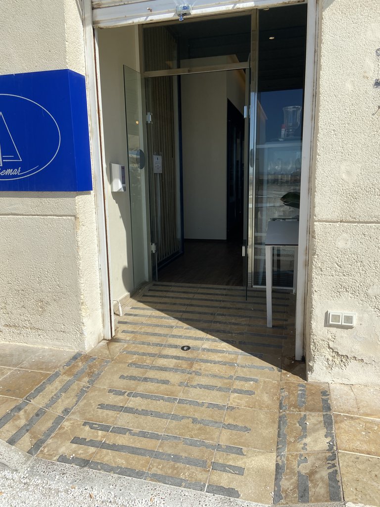 Puertas de entrada al establecimiento.