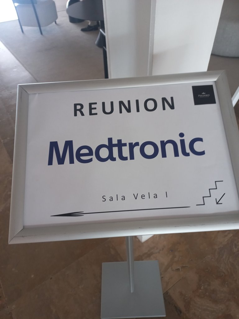 Cartelería para eventos con indicadores direccionales y texto contrastado respecto al fondo.