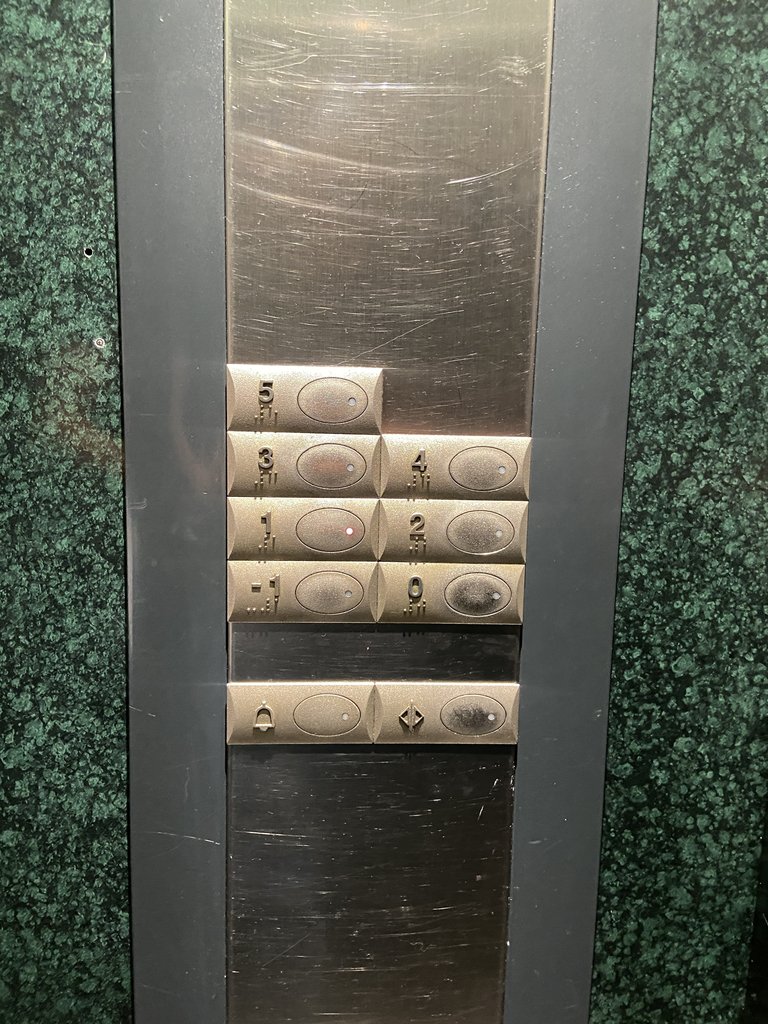 Ascensor con botones en braille.