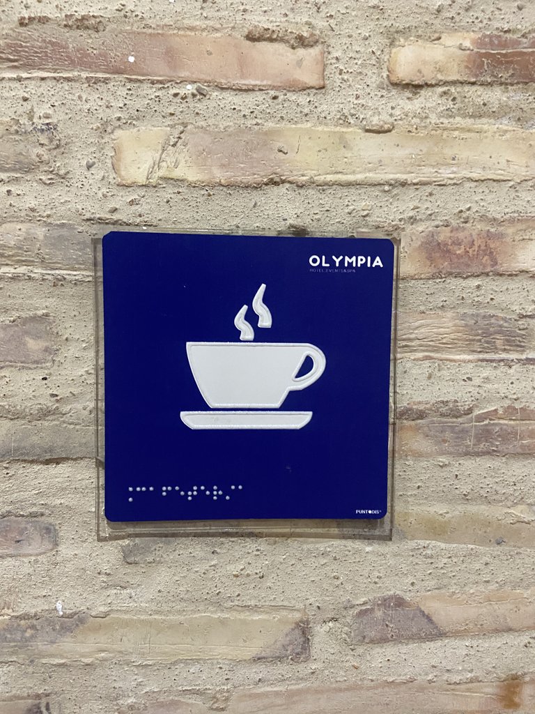Señalización de cafetería en braille.