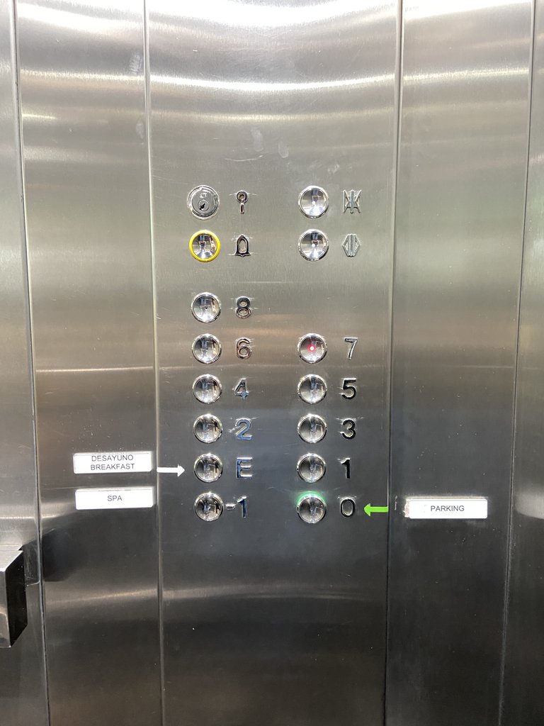 Ascensor con botones en alto relieve y con altura adecuada.