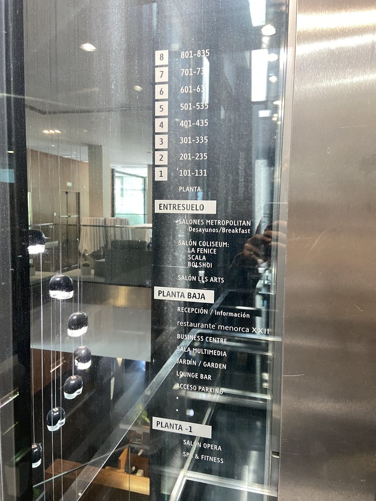 Descripción por plantas de los diferentes espacios del hotel, en el interior del ascensor.