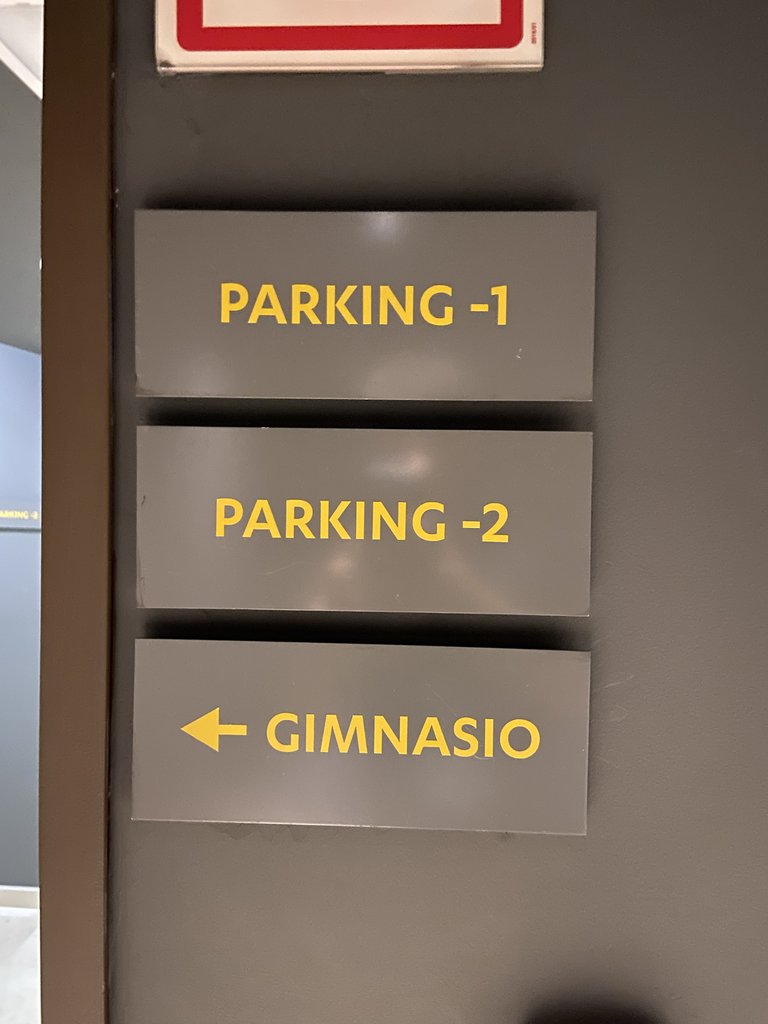 Señalización parking y gimnasio.