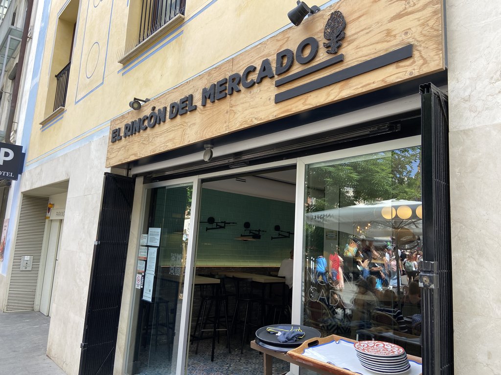 Acceso principal al establecimiento.