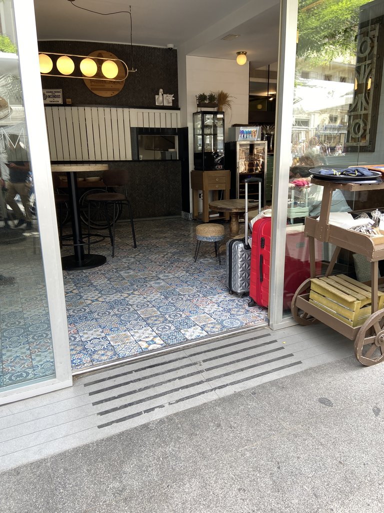 Puertas automáticas de acceso al establecimiento.