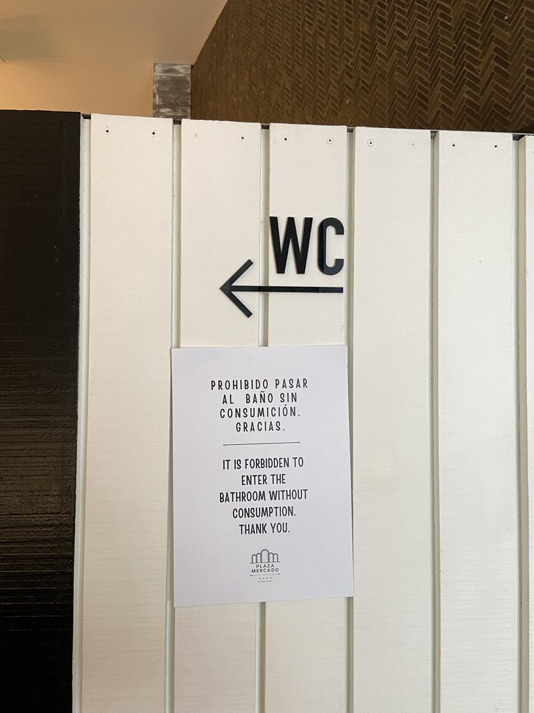 Señalización dirección baños comunes.