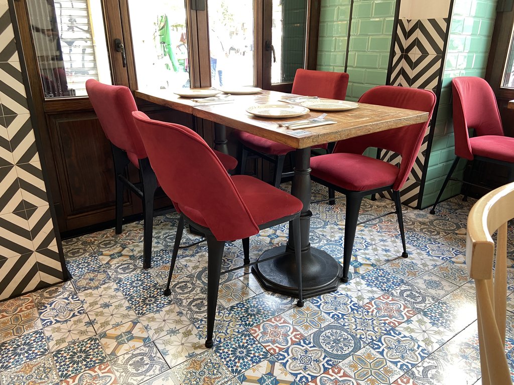 Mesas accesibles con altura adecuada.