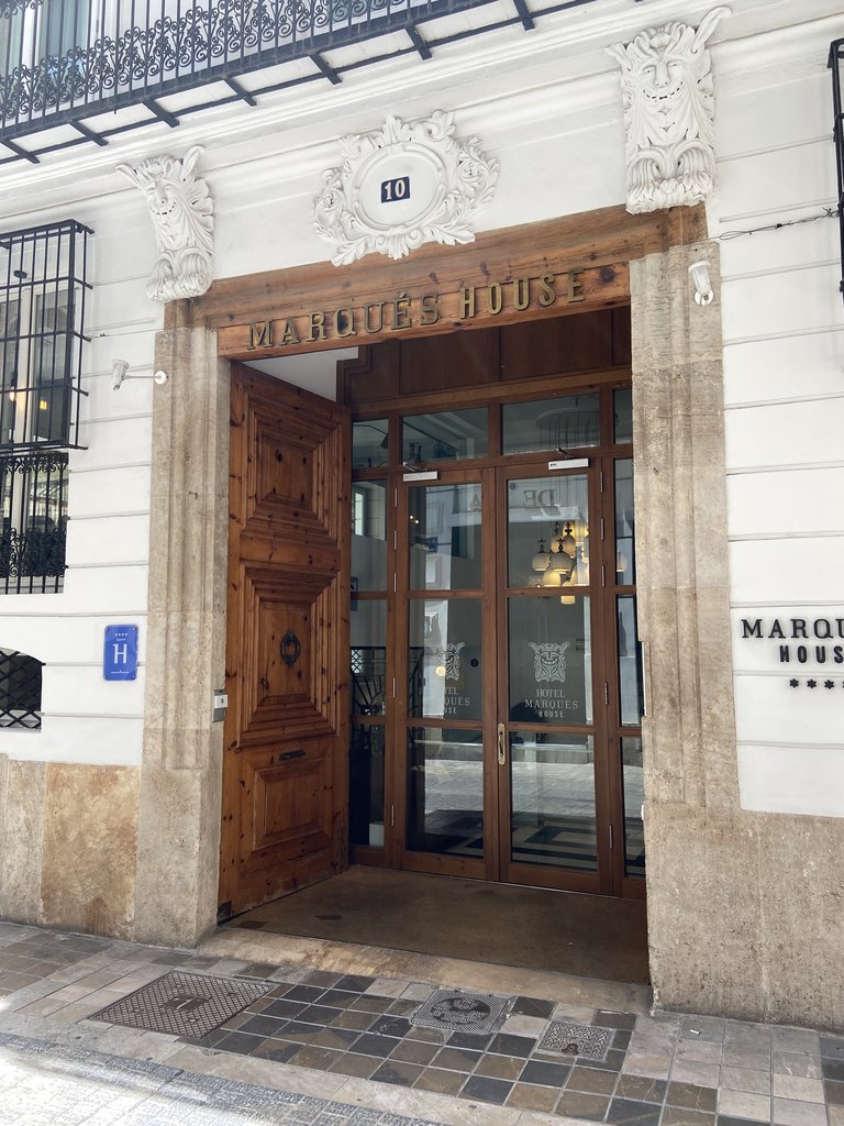 Puertas batientes acceso principal al establecimiento.