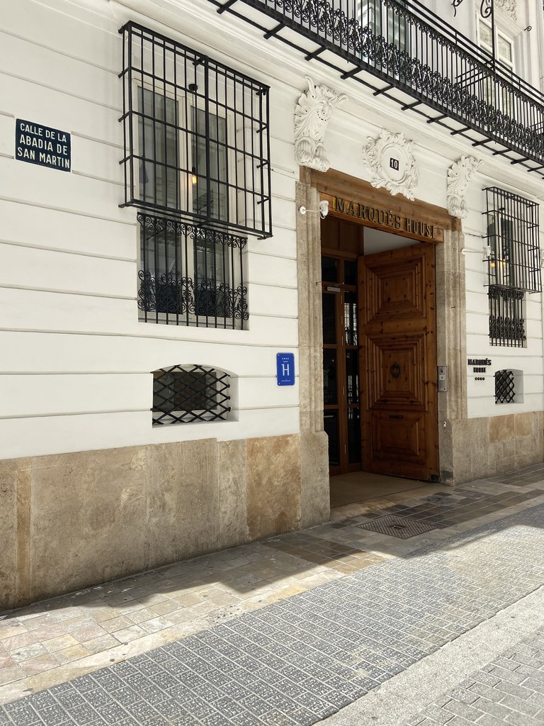 Acceso principal al establecimiento.