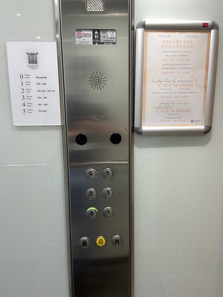 Ascensor accesible con botones en braille y altura adecuada y con panel informativo de los distintos espacios por plantas.