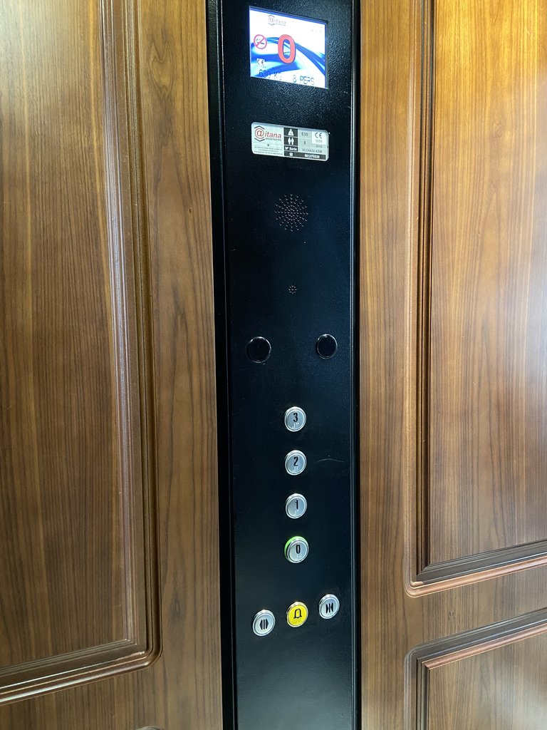 Ascensor con botones en braille y a altura adecuada.