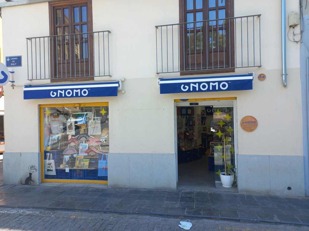 Establecimiento bien identificado mediante rótulo y número.