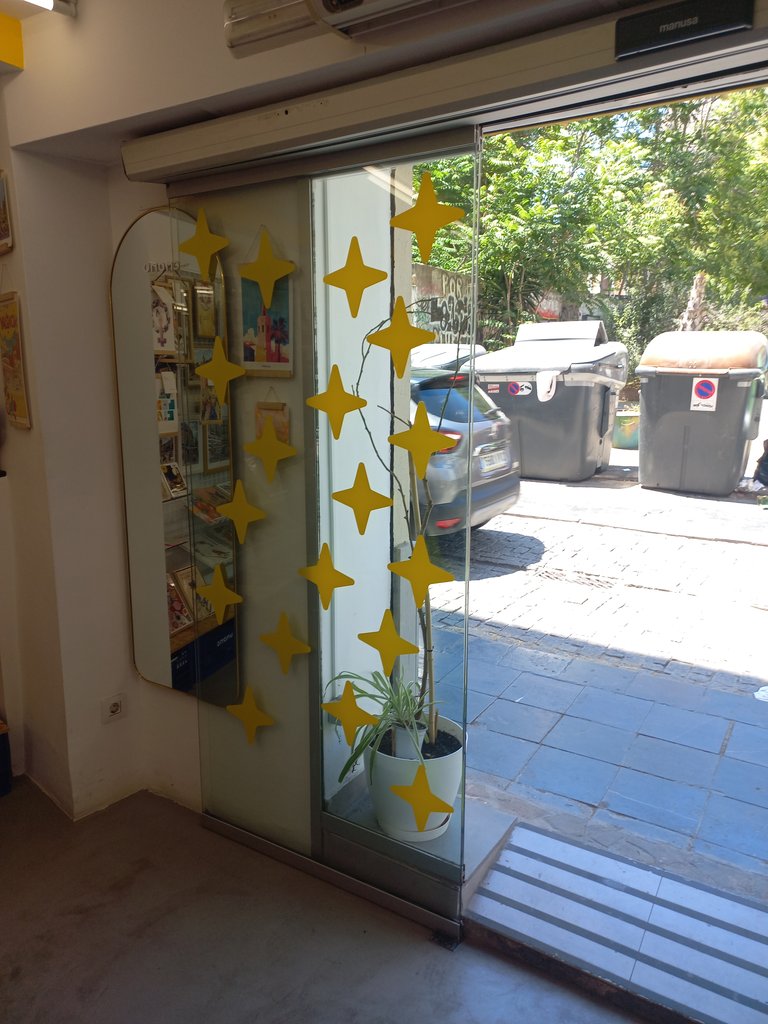 Puerta automática con vinilos para la identificación del cristal.