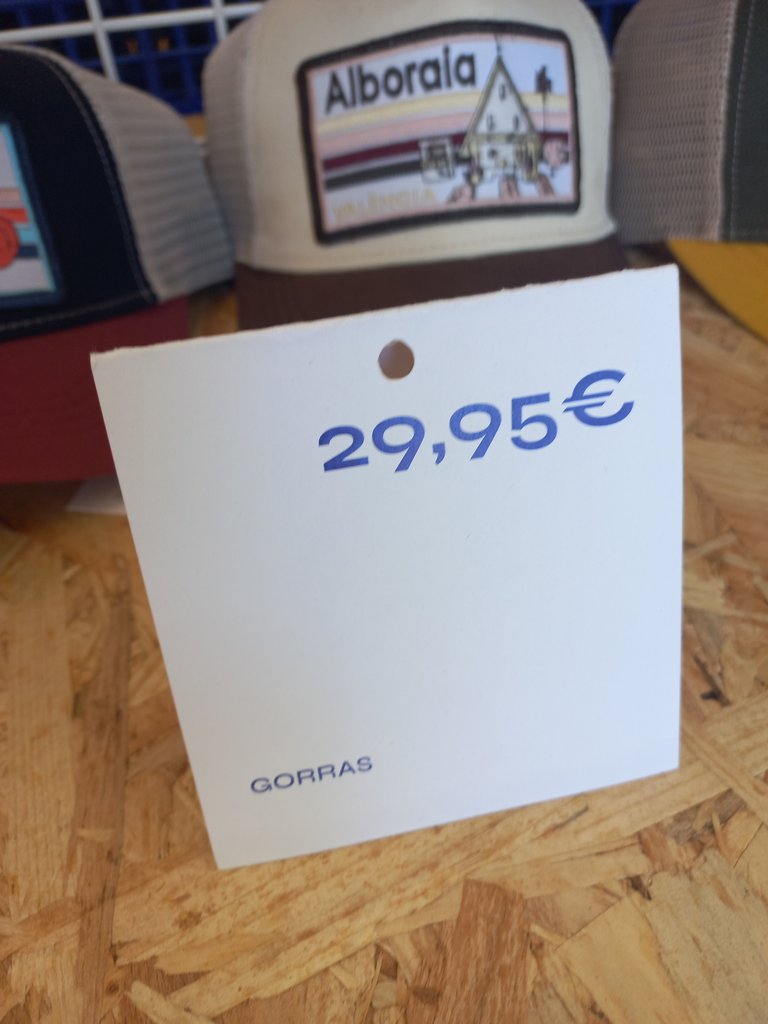 Etiquetado con tamaño de letra adecuado y buen contraste respecto al fondo.