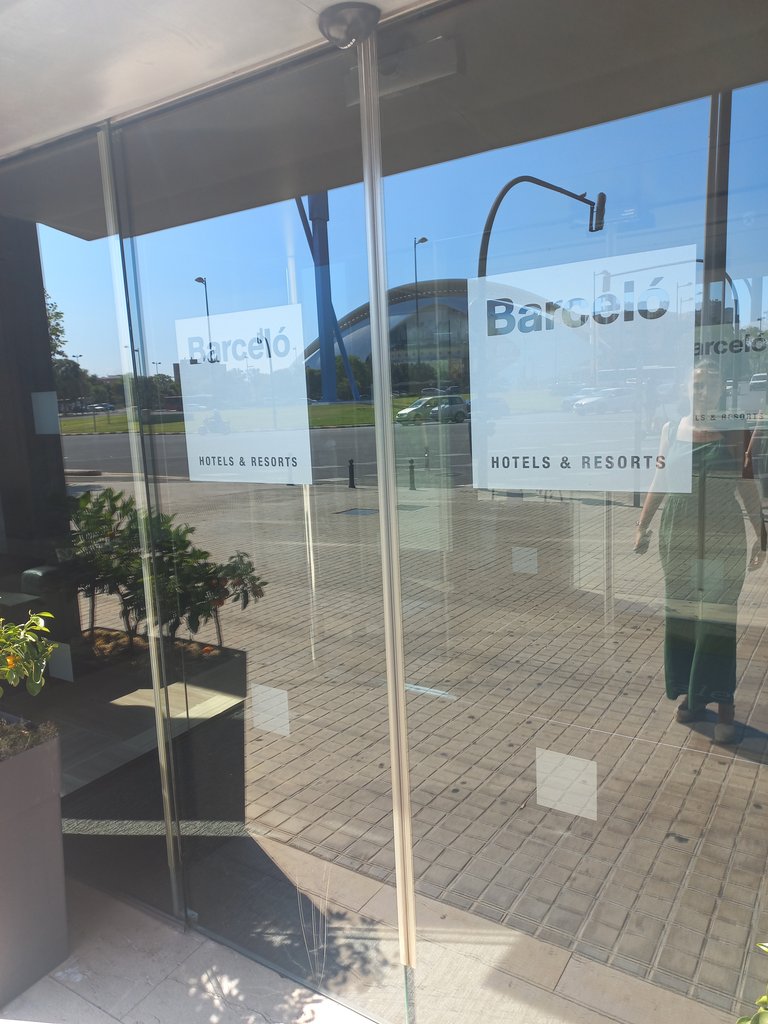 Puertas automáticas con elementos de contraste para identificar vidrios.