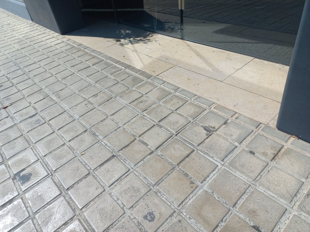 Acceso al establecimiento enrasado respecto al pavimento exterior.