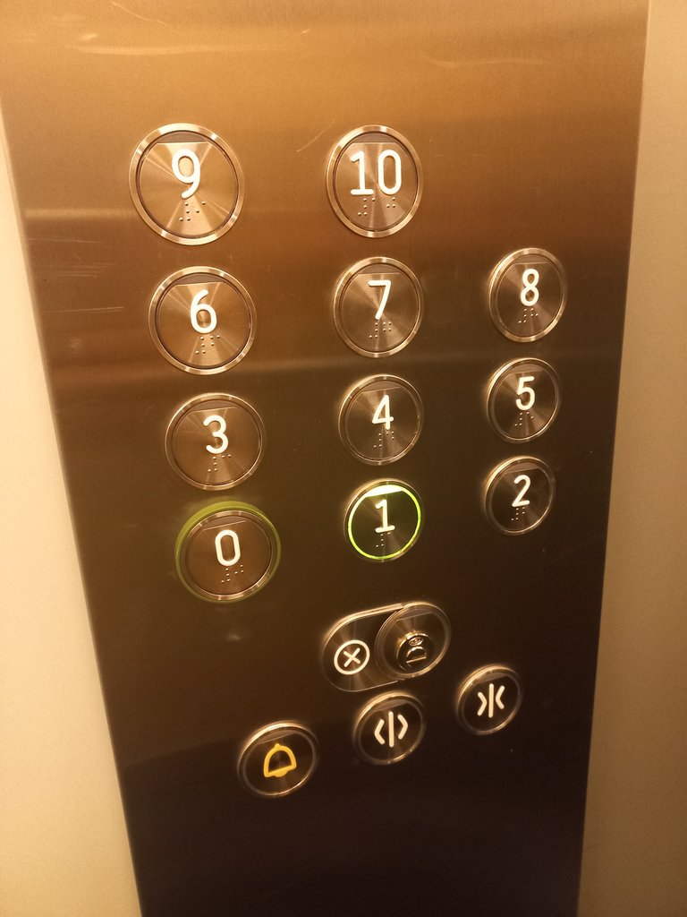 Botonera en ascensores con braille y altorelieve.