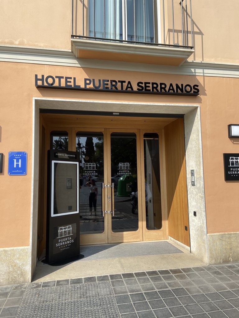 Puertas acceso principal al establecimiento.