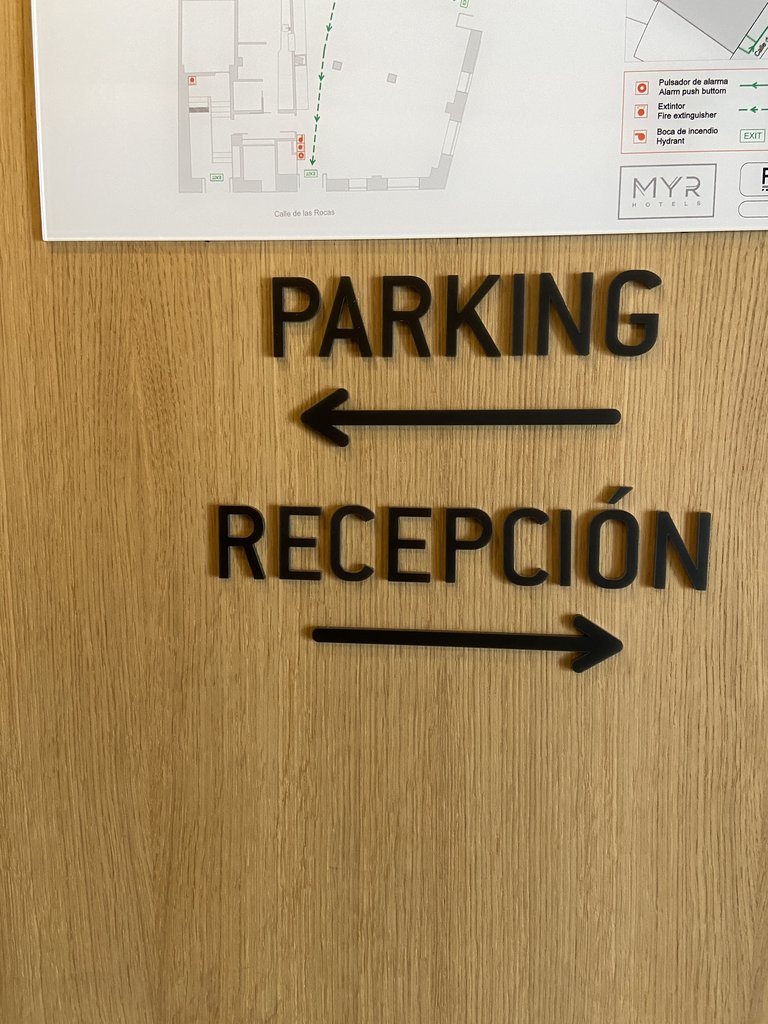 Señalización dirección parking y recepción.