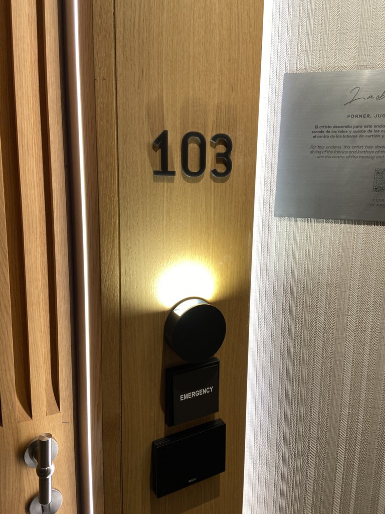 Número de habitación en alto relieve.