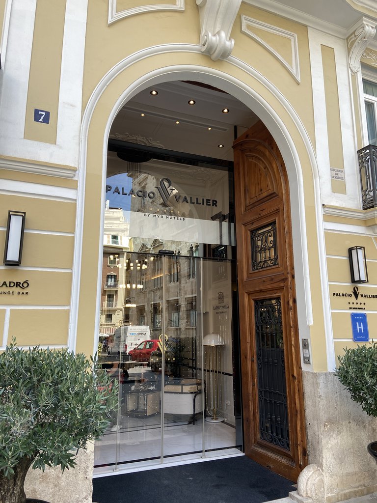 Acceso principal al establecimiento.